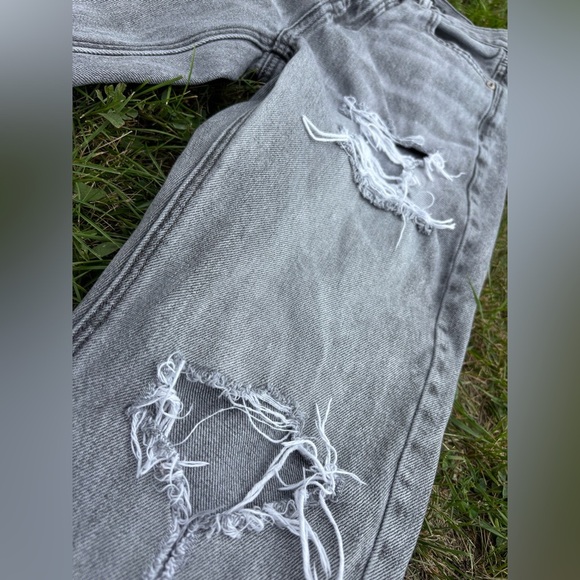 American Eagle Mom Jean Size 00 Short Gray Denim Distressed High Rise Grunge - Picture 7 of 9